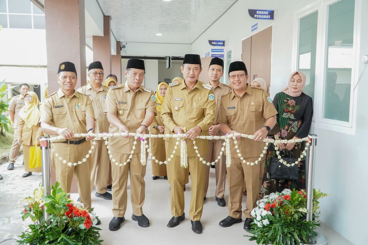 Bupati Lamongan Yuhronur Efendi meresmikan Poliklinik II RSUD Dr Soegiri, Selasa (23/4/2024)