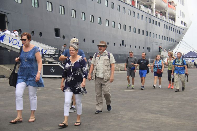 Sejumlah wisatawan yang naik kapal MS Volendam singgah di Pelabuhan Tanjung Emas turun untuk berkeliling destinasi wisata di Jawa Tengah, Sabtu (6/1/2018).