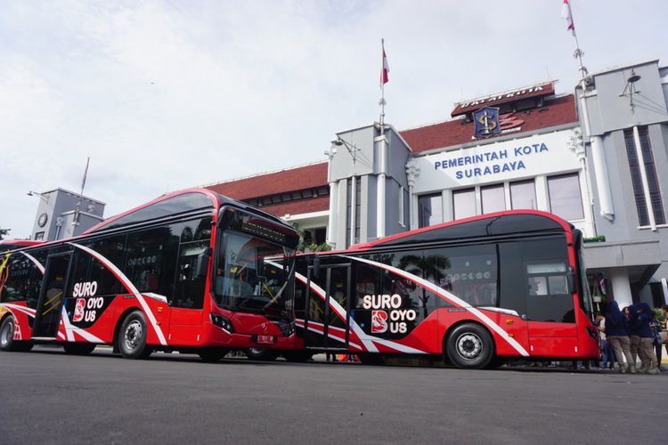 Armada Suroboyo Bus terparkir di halaman Balai Kota Surabaya, Jumat (4/1/2019). Tambahan 10 armada Suroboyo Bus ini akan dioperasikan minggu ini.