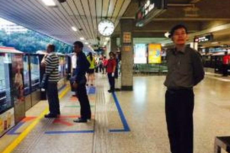 Menteri Transportasi Singapura Lui Tuck Yew melakukan inspeksi lapangan, Rabu pagi (08/07) di stasiun MRT Ang Mo Kio paska gangguan teknis yang melumpuhkan  Sistem transportasi massal  berbasis rel itu kemarin sore