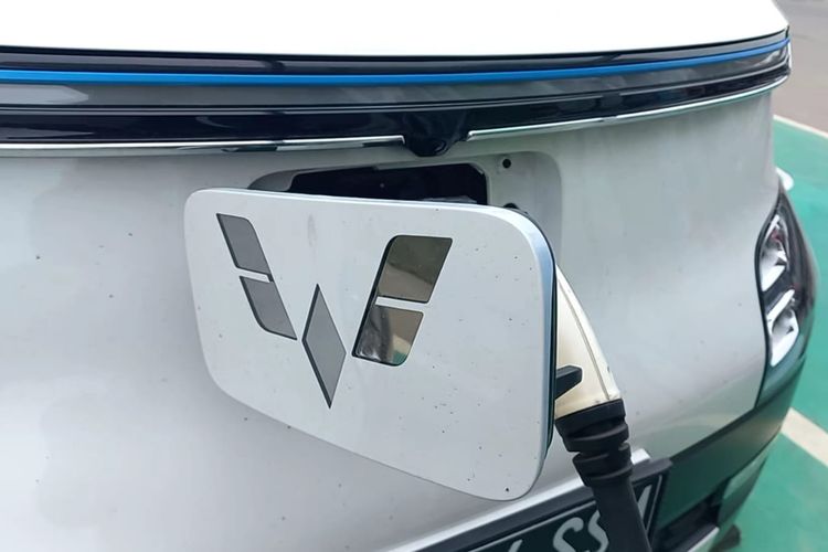 Mengecas baterai mobil listrik Wuling Air ev di SPKLU