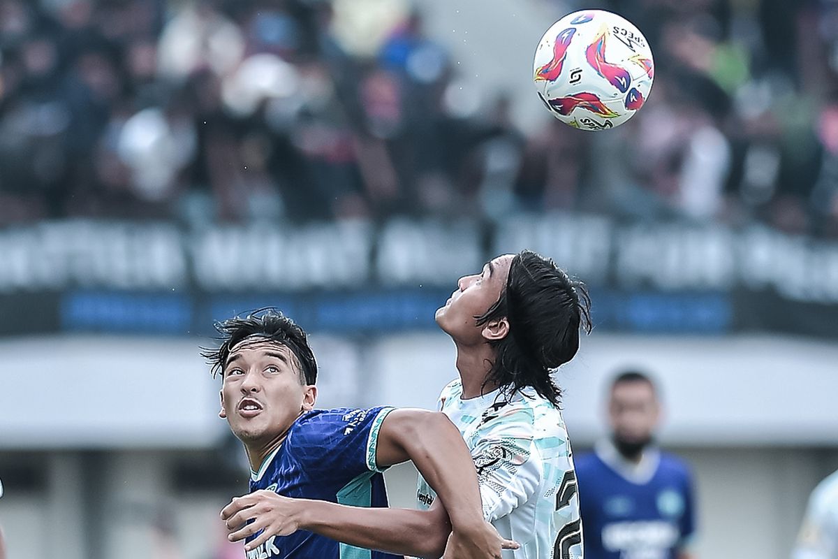 Duel perebutan bola antara Jack Brown dan Zalnando dalam laga pekan ke-33 Liga 1 2024-2025 antara Persita vs Persib di Indomilk Arena, Tangerang, Jumat (16/5/2025).