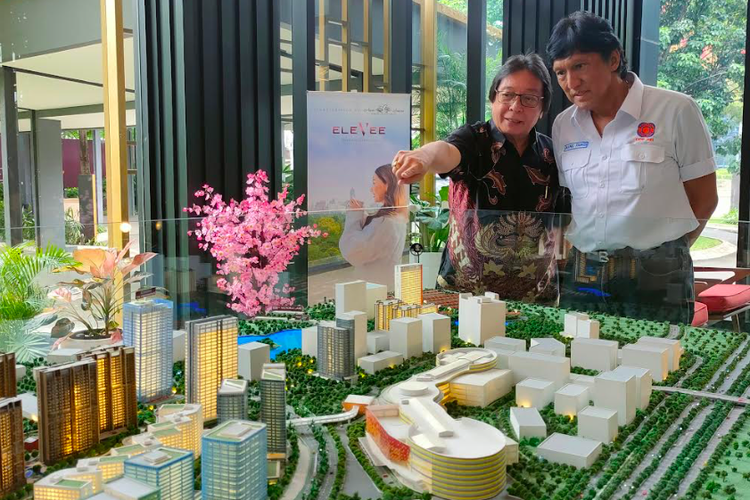 Chief Marketing Officer (CMO Elevee Condominium Alvin Andronicus bersama Wakil Ketua Umum DPP REI Ikang Fawzy menyatakan optimismenya terhadap sektor properti tahun ini. Keduanya menjadi pembicara dalam sebuah diskusi di Tangerang, Senin (26/2/2024).