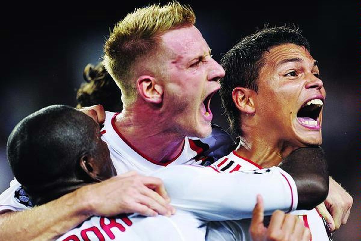 Pemain bertahan AC Milan asal Brasil, Thiago Silva (kanan), dipeluk temannya,  Ignazio Abate (tengah) dan Seedorf (kiri), merayakan gol kedua Milan pada laga Liga Champions melawan tuan rumah Barcelona, Selasa (13/9), di Stadion Nou Camp di Barcelona. Pertandingan berakhir 2-2.