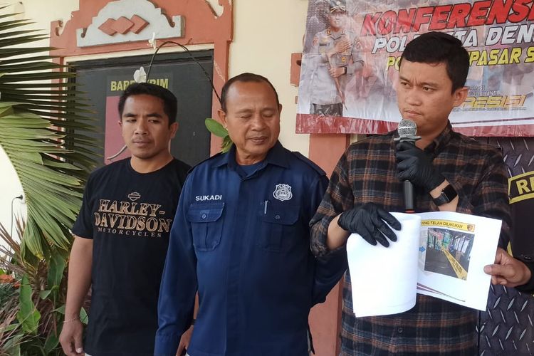 Kepala Unit Reserse Kriminal Polsek Denpasar Selatan, Iptu M. Guruh Firmansyah didampingi Kasi Humas Polresta Denpasar AKP I Ketut Sukadi saat konferensi pers perkembangan penyelidikan kasus kematian binaragawan Justyn Vicky di Mapolsek Denpasar Selatan (14/8/2023). Kompas.com/ Yohanes Valdi Seriang Ginta