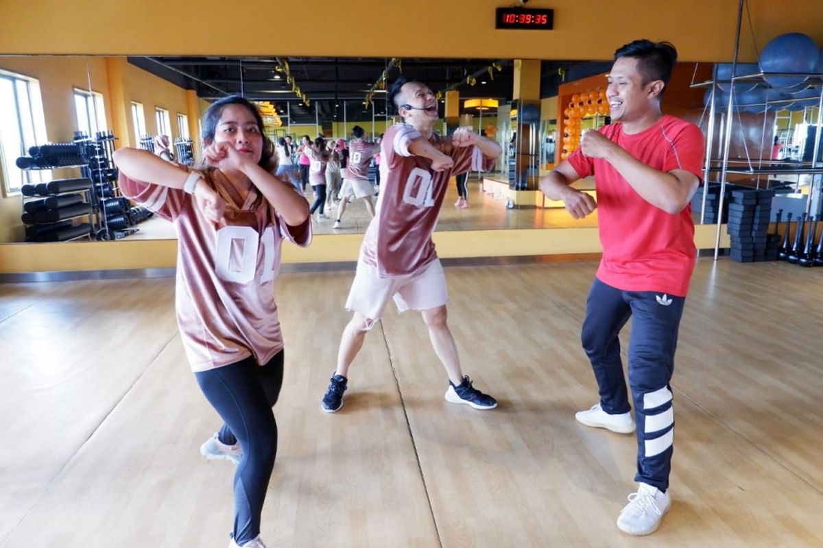 Core motion merupakan penggabungan 50 persen gerakan dancing dan 50 persen core exercise. Untuk latihan satu jam, kalori yang terbakar lebih dari 300 kalori. 