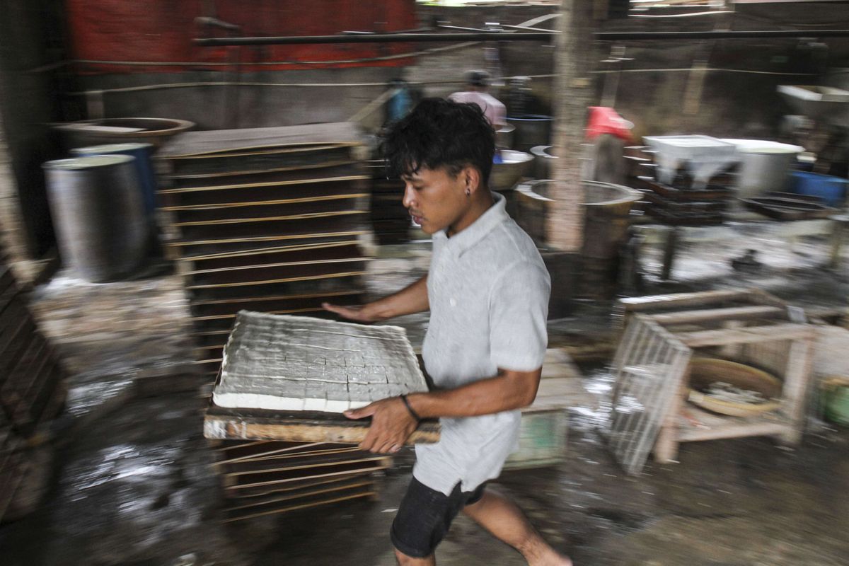 Pekerja melakukan proses pembuatan tahu di salah satu pabrik tahu di Pasir Putih, Depok, Jawa Barat, Selasa (15/2/2022). Ketua Umum Gabungan Koperasi Produsen Tempe Tahu (Gakoptindo) Aip Syarifudin mengumumkan akan melakukan aksi mogok produksi pada 21 - 23 Februari 2022, dampak naiknya harga kedelai dari Rp 9 ribu menjadi Rp 11 ribu per kilogram.