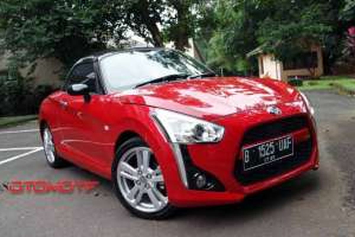 Daihatsu Copen lebih pendek 20 cm, lebih ramping 12,5 cm, dan lebih rendah 24 cm dari Ayla.  