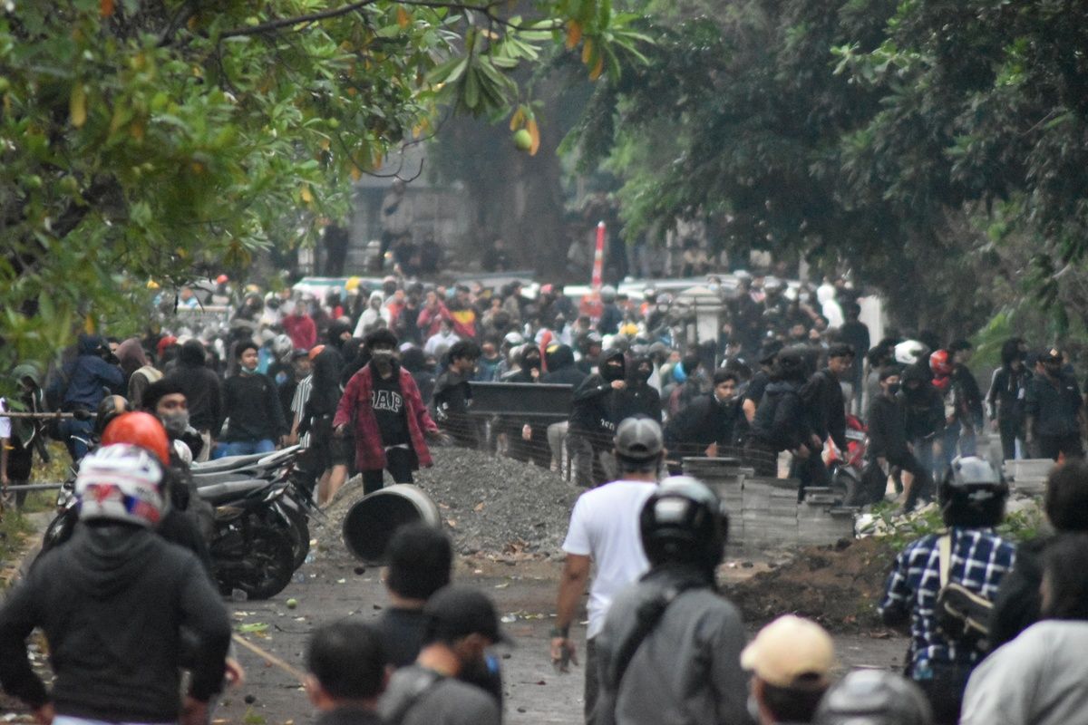 Tampak massa aksi melakukan pelemparan batu terhadap para petugas saat pengawalan demo tolak omnisbus law UU Cipta Kerja di Gedung DPRD Jabar, Kamis (8/10/2020), hal tersebut mengakibatkan kericuhan dan kerusakan sejumlah fasilitas umum di sekitar lokasi demo.