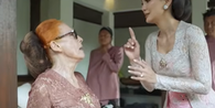 Bujuk Ibunya yang Berniat Pakai Sandal Jepit di Acara Siraman, Luna Maya: Satu Jam Aja