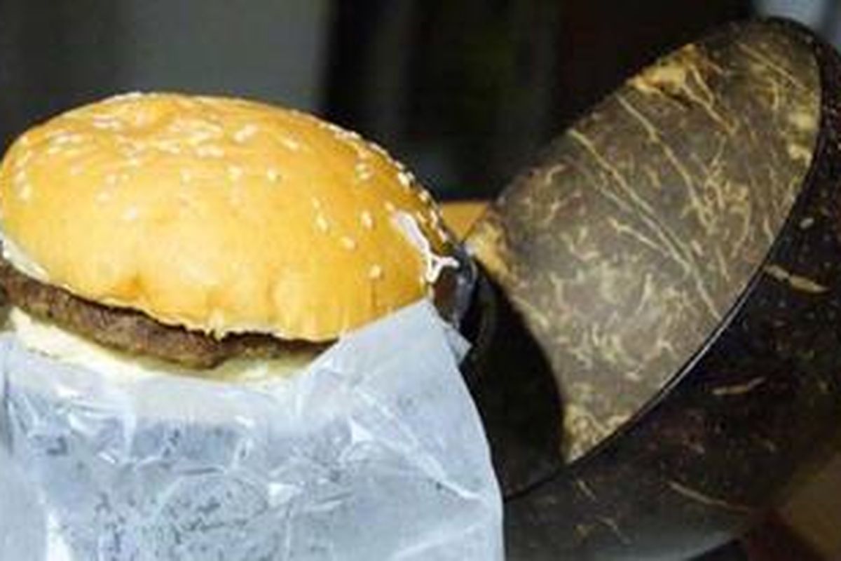 Burger Batok khas Indonesia.