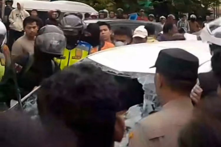 Seorang sopir pengendara mobil Sigra, Dipapalia Winata (59), dihajar massa usai diteriaki maling di Jalan Sisingamangaraja, Kota Medan pada Sabtu (28/6/2025). 