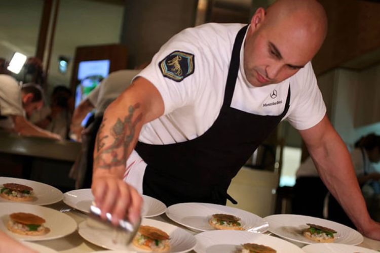 Chef Shane Delia menyiapkan salah satu menu makan siang. Pemerintah Negara Bagian Victoria berpartisipasi dalam perhelatan Food and Hotel Indonesia 2017 di Jakarta International Expo, Kemayoran, 4-8 April 2017.
