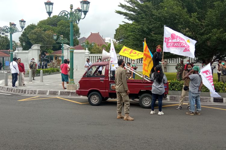 Unjuk rasa di depan kantor Gubernur DIY, Senin (8/3/2021)
