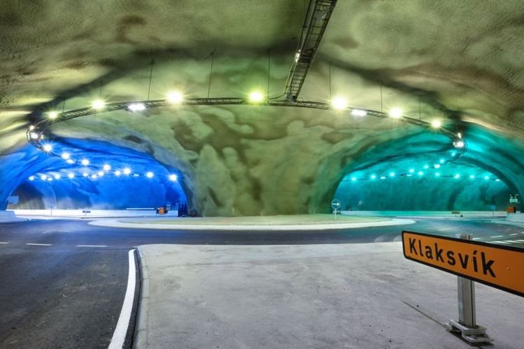 Bundaran di tengah jaringan terowongan bawah laut di Kepulauan Faroe yang memiliki titik terdalam 187 meter di atas permukaan laut. 