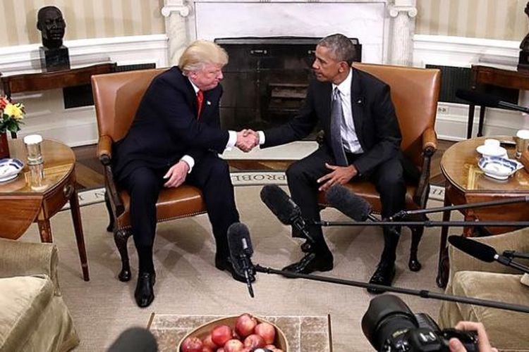 Presiden AS Barack Obama menjabat tangan presiden terpilih Donald Trump saat keduanya bertemu di Gedung Putih, Washington DC, Kamis (10/11/2016).