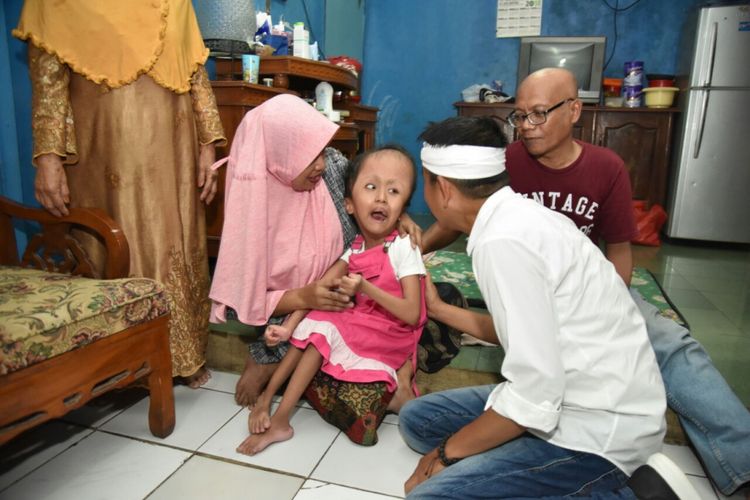 Cawagub Dedi Mulyadi, saat menjenguk Suci (9), penderita hedrosifalus asal Kota Bekasi, Senin (19/3/2018).