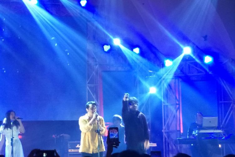 Sal Priadi dan Kunto Aji beraksi di panggung Billboard Top 100 Live, di The Pallas, SCBD, Jakarta Selatan, Rabu (15/1/2020).