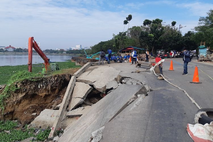 Petugas Sudin SDA Jakut sedang bersiap melakukan perbaikan jalan longsor dipinggir Jalan Pluit Timur Raya Nomor 1, Penjaringan, Jakarta Utara, Jumat (3/7/2020)
