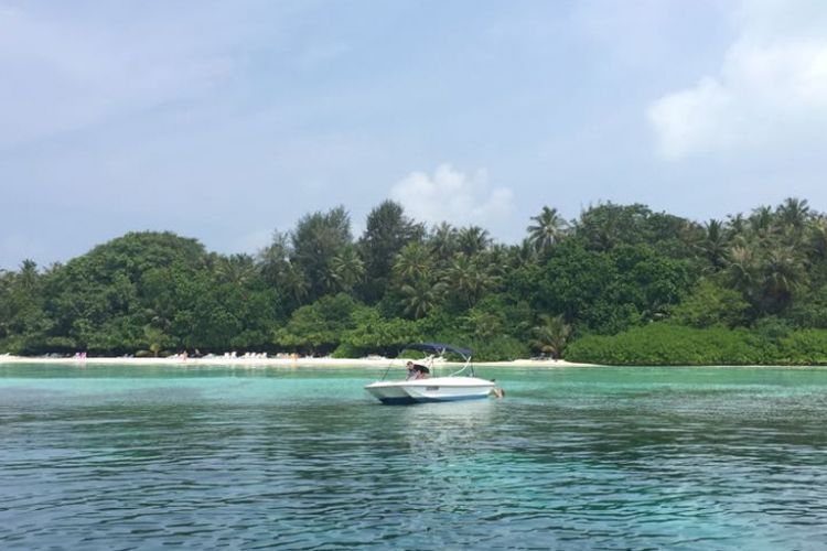 Dua turis asing menikmati snorkling di salah satu pulau di Maldives.
