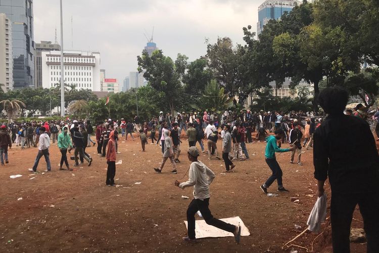 Demo penolakan UU Cipta Kerja di Jalan Medan Merdeka Barat berlangsung rusuh, Rabu (13/10/2020).