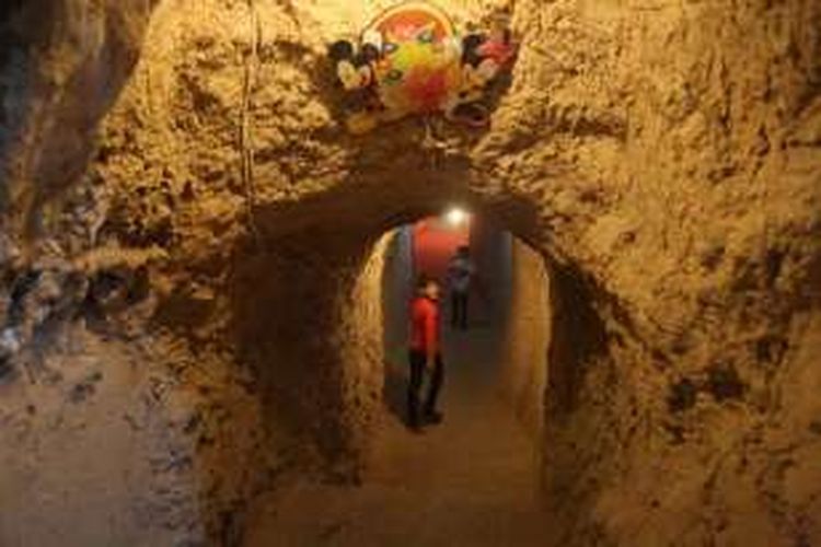 Di Suriah, Abdulaziz, 10 tahun, yang kehilangan ayahnya akibat perang saudara, datang ke tempat bermain bawah tanah 