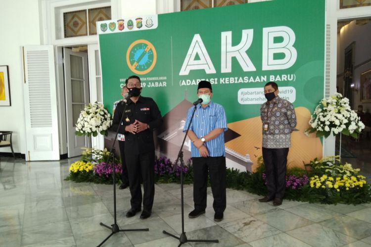 Gubernur Jawa Barat Ridwan Kamil menggelar konferensi pers bersama Wali Kota Bandung Oded M Danial di Gedung Pakuan, Jalan Otista, Kota Bandung, Jumat (10/7/2020) siang.