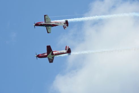 Akrobat Tim Jupiter TNI AU Memukau Pengunjung Singapore Airshow 2018