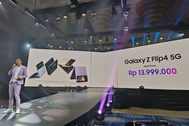 Head of Mobile Experience Business, Samsung Electronics Indonesia Lo Khing Seng mengumumkan harga Galaxy Z Flip 4.