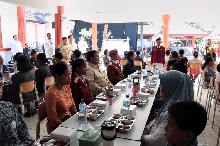 Prabowo Santap MBG Bareng Siswa Sekolah Rakyat di Tabanan