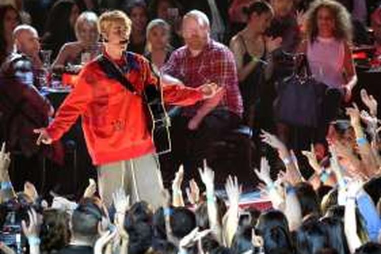 Justin Bieber tampil di panggung iHeartRadio Music Awards di The Forum, Inglewood, California, Minggu (3/4/2016).