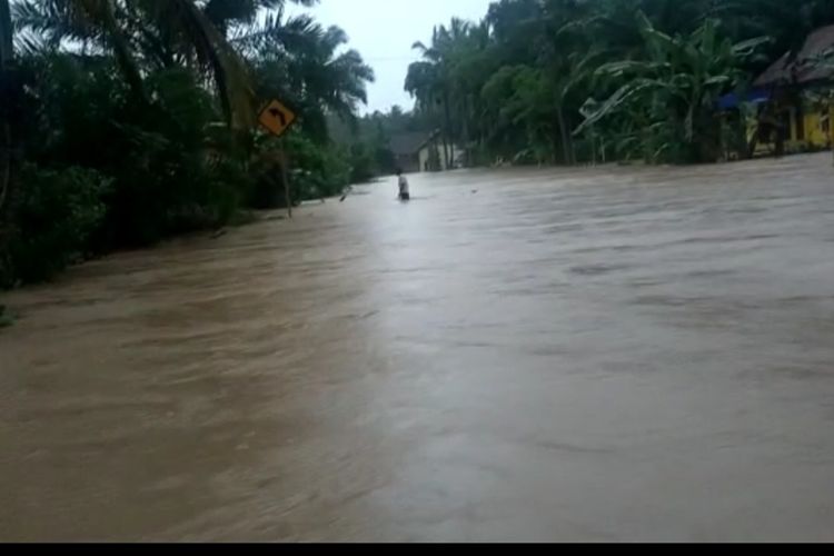 Banjir setinggi 65 sentimeter menggenangi jalan lintas Sumatera menghubungkan Bengkulu-Lampung di Desa Sawang dan Desa Arga Mulya Kecamatan Maje, Kabupaten Kaur, Provinsi Bengkulu, Sabtu malam (24/9/2022).