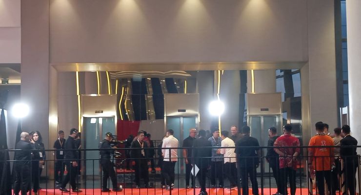 Tanpa Banyak Pengawalan, Dharma-Kun Tiba Pertama di Lokasi Debat Pilkada Jakarta 2024