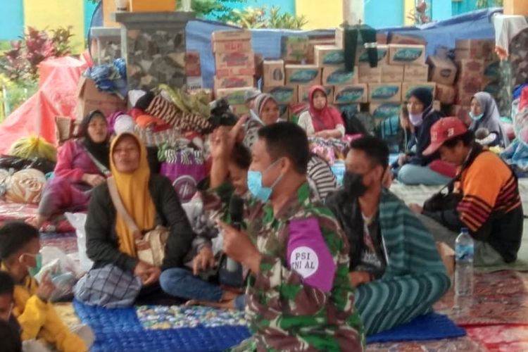 Dinas Psikologi TNI Angkatan Laut memberikan bantuan healing kepada anak-anak pengungsi bencana alam erupsi Gunung Semeru di Kabupaten Lumajang, Jawa Timur.