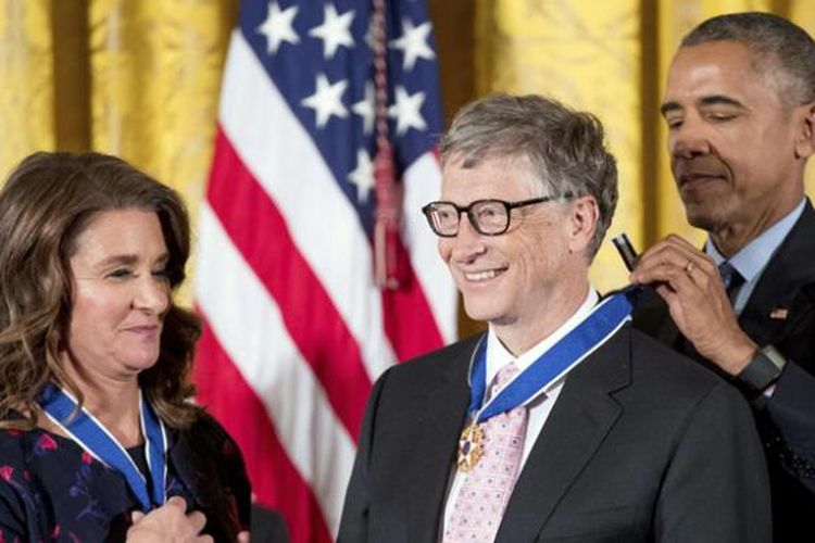 Pendiri Microsoft, Bill Gates beserta istrinya, Melinda, saat menerima penghargaan Medal of Freedom dari Presiden AS, Barack Obama, Selasa (22/11/2016).