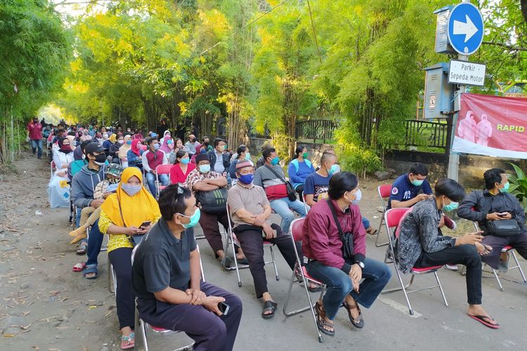 Pelaksanaan rapid test dan tes swab massal di Terminal Keputih, Sukolilo, Surabaya, dipadati masyarakat yang antusias mengikuti pemeriksaan tes Covid-19, Jumat (5/6/2020). Pemkot Surabaya menyediakan kursi antrean agar warga tidak berkerumun dan menerapkan physical distancing.