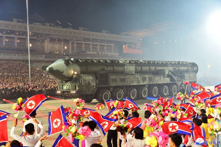 Korea Utara menampilkan rudal-rudal berkemampuan nuklir dan drone-dorne baru dalam parade militer besar yang diadakan di Pyongyang untuk memperingati 70 tahun berakhirnya Perang Korea, yang dirayakan di Korea Utara sebagai Hari Kemenangan pada Kamis (27/7/2023).