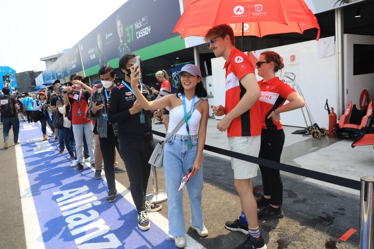Sejumlah penonton Formula E mengantre di area paddock untuk berswafoto dan meminta tanda tangan pebalap idola mereka di Jakarta Internasional E-Prix Circuit (JIEC) Ancol, Jakarta Utara, Sabtu (4/6/2022).