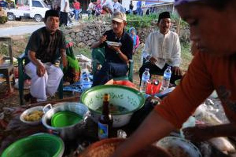 Bupati Pamekasan, Achmad Syafii saat menikmati makanan rujak bersama warga Desa Bujur Barat, Kecamatan Batumarmar dalam kegiatan Bunga Bangsa (Bupati Ngajak Membangun Desa), Jumat (13/9/2013).