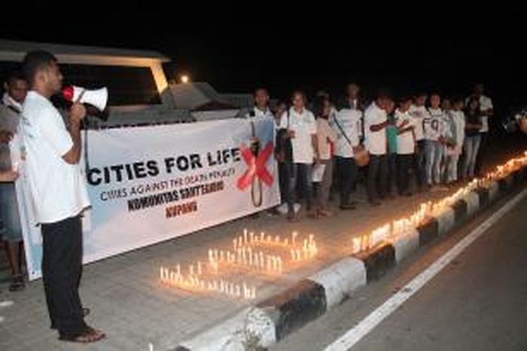 Puluhan pemuda yang tergabung di dalam Komunitas Sant'Egidio Kupang, menggelar aksi 1.000 lilin untuk menolak hukuman mati terhadap terpidana mati Mary Jane. Aksi itu di gelar di depan Rumah Jabatan Gubernur Nusa Tenggara Timur di Jalan El Tari, Selasa (28/4/2015)