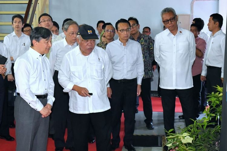 Menteri Pekerjaan Umum dan Perumahan Rakyat (PUPR) Basuki sedang memberikan penjelasan kepada Kaisar Jepang Naruhito tentang kondisi Balai Teknik Sabo, di Yogyakarta, Rabu (21/6/2023).