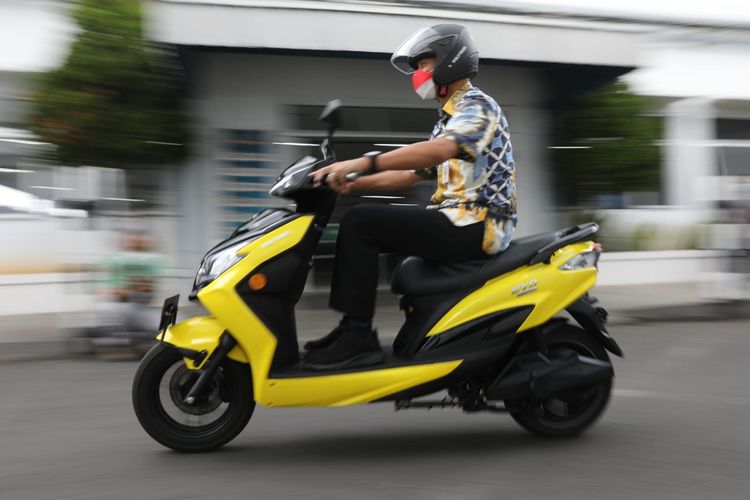 Gubernur Jawa Tengah Ganjar Pranowo jajal motor listrik Evo buatan Polytron