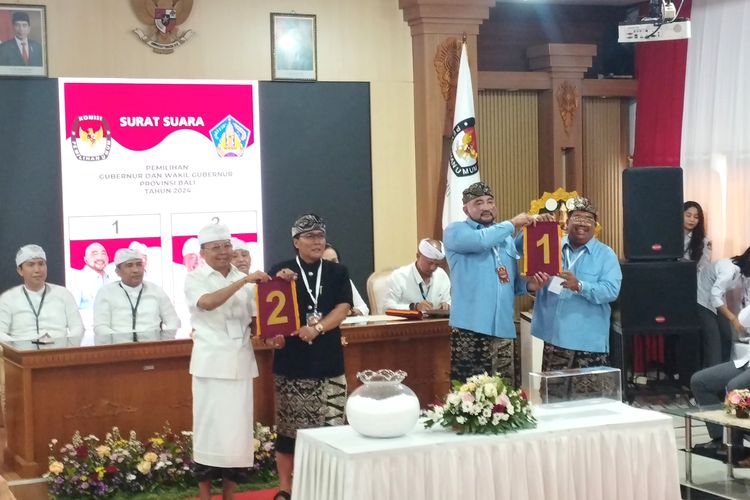 Pasangan calon gubernur dan wakil gubernur Bali, I Made Muliawan Arya alias De Gadjah-Putu I Agus Suradnyana alias PAS (Mulia-PAS), nomor 1, dan I Wayan Koster-I Nyoman Giri Prasta (Koster-Giri), nomor 2, usai mendapat nomor urut untuk mengikuti kompetisi Pilkada Bali 2024 di Kantor KPU, Bali, Kamis (23/9/2024).