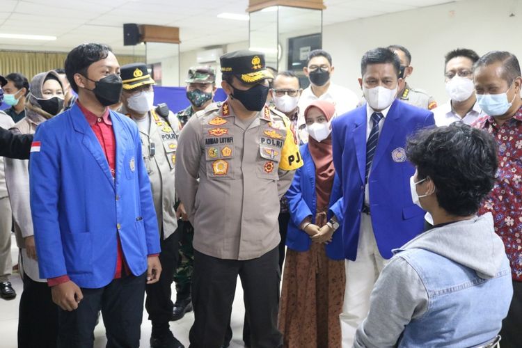 Kapolda Jateng Irjen Ahmad Luthfi memantau vaksinasi di di Universitas Muhammadiyah Purwokerto (UMP), Kabupaten Banyumas, Jumat (24/9/2021).