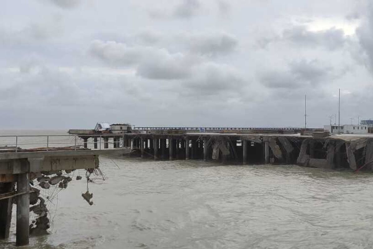 Dua titik jembatan (trestel) menuju dermaga Pelabuhan Internasional Kijing, Kabupaten Mempawah, Kalimantan Barat (Kalbar) ambruk. Ambruknya jembatan tersebut ditengarai hujan deras disertai angin kencang yang melanda sebagian besar wilayah Kalbar, Selasa (13/7/2021) malam.