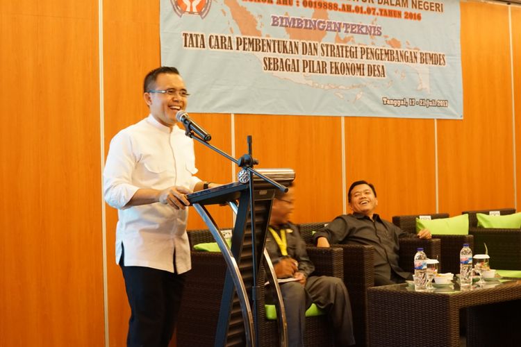 Bupati Banyuwangi Abdullah Azwar Anas menyambut rombongan Pemerintah Kabupaten Merangin yang dipimpin Bupati Merangin Al Haris di Hotel Santika Banyuwangi pada Selasa (18/7/2017). Potensi Merangin mirip dengan Banyuwangi. Sayangnya, Merangin belum optimal mengelola potensi daerah lewat badan usaha milik desa.