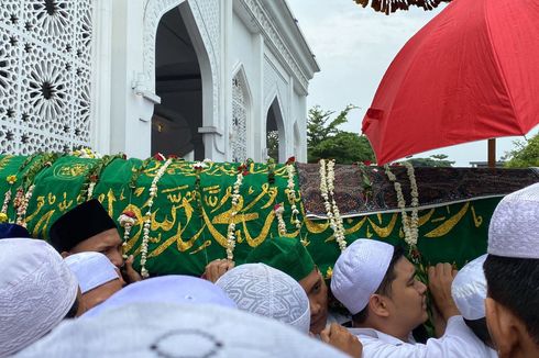 Lantunan Doa dan Isak Tangis Iringi Prosesi Pemakaman Habib Hasan bin Ja'far Assegaf