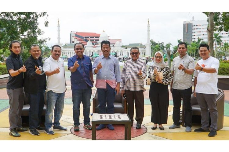 Pemkot Batam bekerja sama dengan Pos Indonesia dalam penyaluran BLT di Batam, Kepulauan Riau. 