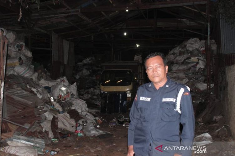 Rudi Hartono saat menunjukkan lokasi gudang rongsokan bahan kimia di Desa Pasir Jambu, Kecamatan Sukaraja, Kabupaten Bogor, Kamis (27/6/2019) malam. 