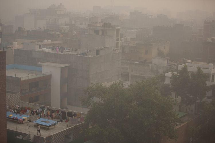 Kabut asap menyelimuti cakrawala New Delhi, India, Jumat (5/11/2021). Polusi New Delhi memburuk pada Minggu (7/11/2021) ketika kualitas udara mencapai tingkat berbahaya, masalah yang muncul setiap musim dingin.